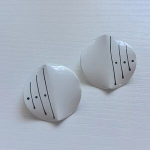 80s Vintage White & Black Post Pierced Earrings Metal Retro Jewelry‎